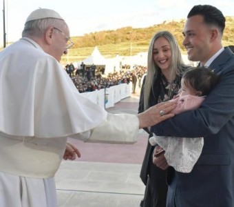 Papa pede um novo impulso para que famílias concretizem sonho de gerar filhos