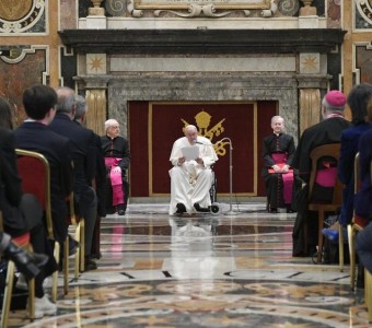 Papa aos universitários, reunir dois universos: do mundo e do homem